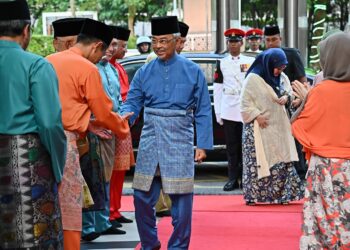 KEBERANGKATAN tiba Seri Paduka disambut pegawai pegawai utama Angkatan Tentera bagi ketiga tiga cabang perkhidmatan