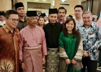 Antara gambar-gambar Yang di-Pertuan berkenan hadir  ke Majlis Santapan Hari Raya Aidilfitri di Istana Negara hari ini. - Gambar Facebook Lee Chai Wah