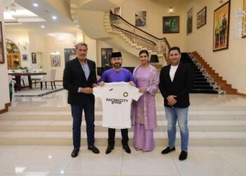 TUNKU Ismail Sultan Ibrahim menerima kunjungan pengasas Racing City Group, Naser Al Tamimi dan ejen bola sepak, Morris Pagniello.