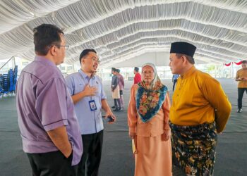 AMINUDDIN Harun (kanan) meninjau persiapan penganjuran Majlis Rumah Terbuka Aidilfitri Kerajaan Negeri Sembilan dan Malaysia Madani yang akan diadakan pada 7 Mei ini bertempat di Wisma Majlis Bandaraya Seremban di Forest Height, Seremban.