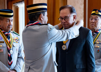 ANWAR Ibrahim dikalungkan Anugerah Bintang Semangat Padi Emas di Pejabat Perdana Menteri, Putrajaya hari ini.