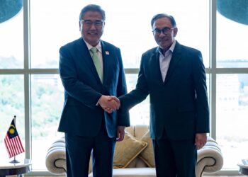 ANWAR Ibrahim berjabat tangan bersama Park Jin di Bangunan Perdana Putra, Putrajaya hari ini.