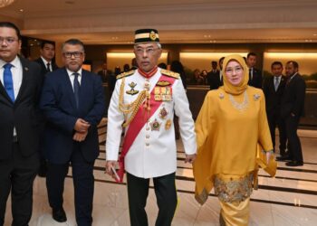 YANG di-Pertuan Agong dan Raja Permaisuri Agong berkenan berangkat menghadiri ke Istiadat Pertabalan Raja United Kingdom (UK).