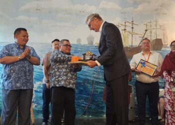 ZAIDI Attan menyampaikan cenderamata kepada Jacques Werner pada Majlis Penutupan Bengkel Kelestarian Pameran Kolonial Belanda di Bangunan Stadthuys, Banda Hilir, Melaka.