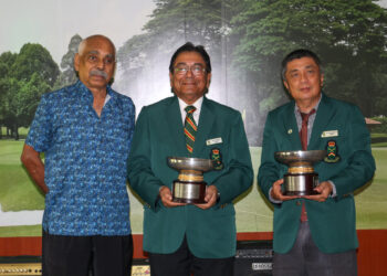 EZANI (tengah) bergambar bersama trofi yang akan menjadi rebutan pemain golf junior terbaik di rantau ini.