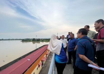 MUHAMMAD Sanusi Md. Nor (tengah) meninjau kerosakan yang berlaku di pintu baraj Sungai Muda yang menjejaskan ratusan ribu pengguna di Pulau Pinang dan negeri ini. -IHSAN FACEBOOK MENTERI BESAR