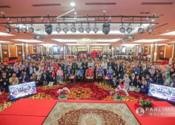 JOHARI Abdul (duduk, tiga dari kiri) dan Rais Yatim (duduk, tiga dari kanan) bersama para peserta program syarahan Budi Membentuk Tamadun Dalam Konteks Masyarakat Madani di Parlimen, baru-baru ini. – FACEBOOK PARLIMEN MALAYSIA