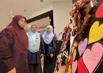 AIMAN ATHIRAH Sabu (kiri) meneliti ucapan Hari Ibu selepas merasmikan Seminar Kesihatan Kesejahteraan Wanita di LPPKN Bertam, Kepala Batas, Pulau Pinang hari ini. - Pix: SITI NUR MAS ERAH AMRAN