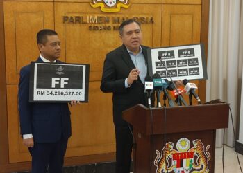 ANTHONY Loke menunjukkan nombor pendaftaran kenderaan FF yang dibida paling tinggi. - UTUSAN/FB ANTHONY LOKE