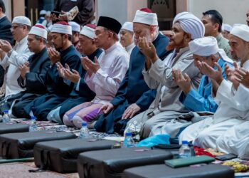 ANWAR Ibrahim (tengah) bersama beberapa tokoh ulama dunia mengaminkan doa selepas solat maghrib 
pada Majlis Ilmu Madani Bersama Perdana Menteri di Masjid Putra, Putrajaya, semalam