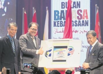 PENJAWAT awam perlu memastikan setiap urusan rasmi jabatan masing-masing menggunakan bahasa Melayu sepenuhnya.