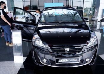 PENGUNJUNG melihat dari dekat model Exora edisi berwarna hitam di ruang pameran kereta di Shah Alam, Selangor pada 2021. – UTUSAN/FAUZI BAHARUDIN