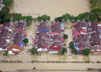 BANJIR teruk yang melanda Taman Sri Muda, Shah Alam, Selangor pada penghujung 2021 adalah berpunca dari krisis iklim. – UTUSAN//FAUZI BAHARUDIN