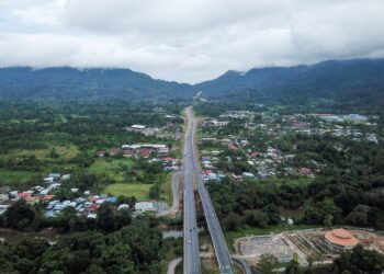 PEMANDANGAN udara Jajaran Serian bagi projek Lebuhraya Pan Borneo Sarawak yang sepanjang 33.65 km  siap sepenuhnya pada 4 Disember 2022.-UTUSAN/MUHAMAD IQBAL ROSLI