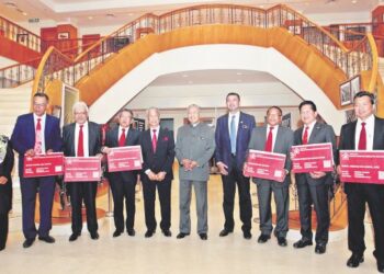 DRAMA lompat parti ini harus dihentikan bagi mengelakkan rakyat negara ini pening dan sakit kepala.
 – GAMBAR HIASAN