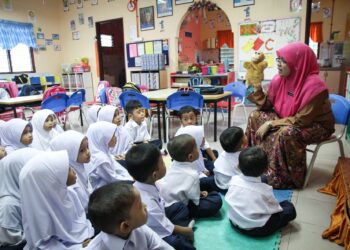 ELAKKAN murid mengalami tekanan emosi dan mental akibat daripada terpaksa mempelajari terlalu banyak subjek. – GAMBAR HIASAN/MUHAMAD IQBAL ROSLI