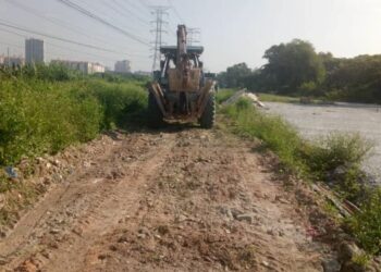 Antara tapak semaian di Jalan Sungai Buloh-Shah Alam, Selangor yang dirobohkan pihak berkuasa. – GAMBAR MEDIA SOSIAL