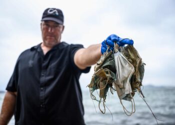 BAHAN utama pelitup muka terpakai turut mengandungi mikrofiber yang boleh menjadi penyumbang kepada 
pencemaran air.  –AFP