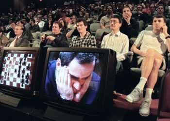 GARY Kasparov kalah ketika berlawan catur dengan superkomputer bernama Deep Blue pada 1997. 
 – AFP