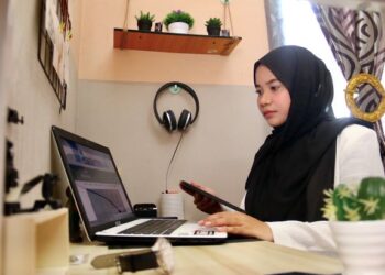 BEKERJA dari rumah adalah pilihan terbaik ekoran penambahan kluster tempat kerja. – GAMBAR HIASAN/UTUSAN