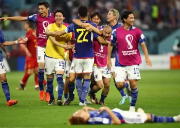 Barisan pemain Jepun meraikan kemenangan 2-1 ke atas Sepanyol yang memastikan kemaraan ke pusingan 16 terbaik.