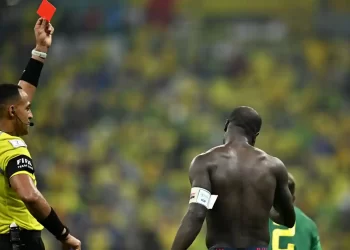 Aboubakar  dilayangkan kad merah selepas mengutip kad kuning kedua susulan tindakannya membuka baju ketika meraikan jaringan kemenangan. pasukan.