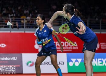 PEARLY (kanan) mengalami kecederaan di bahagian siku ketika perlawanan pusingan pertama Terbuka Singapura.