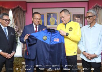 HAMIDIN menyerahkan jaket FAM kepada  Ahmad Samsuri ketika kunjungan ke kediaman rasmi Menteri Besar di Sri Aman, Kuala Terengganu hari ini.