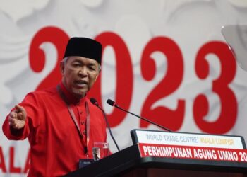 Ahmad Zahid Hamidi berucap pada ucapan dasar presiden UMNO sempena Perhimpunan Agung UMNO 2023 di Dewan Merdeka, Pusat Dagangan Dunia (WTC) Kuala Lumpur di sini hari ini.-UTUSAN/ AMIR KHALID