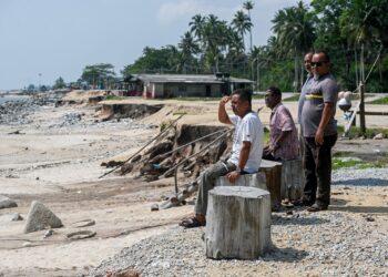 WALAUPUN ketulan batu diletakkan di 
pantai Kampung Mengabang Telipot di 
Kuala Nerus, Terengganu, hakisan terus 
berlaku dan semakin menghampiri rumah 
penduduk. – UTUSAN/PUQTRA HAIRRY
