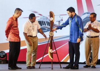 RAJA Muda Selangor, Tengku Amir Shah (tengah) ketika gimik perasmian Selangor Aviation Show (SAS) 2022 di Skypark Regional Aviation Centre (RAC) Bukit Jelutong Shah Alam hari ini. Turut hadir Menteri Kewangan, Tengku Datuk Seri Mohd Zafrul Abdul Aziz (kiri) bersama Menteri Besar Selangor, Datuk Seri Amirudin Shari (dua kiri) dan Pengerusi Jawatankuasa Tetap Industri dan Perdagangan Negeri Selangor, Datuk Teng Chang Khim (kanan). UTUSAN/AFIQ RAZALI