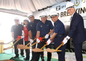 Oskar Zahn (kanan) bersama Saarani Mohamad (dua kanan) menyodok tanah sebagai simbolik  Majlis Pecah Tanah Bagi Projek Pembangunan Fasiliti Kilang Elektrik & Elektronik XP Power Taman Perindustrian Farmaseutikal, Bandar Seri Iskandar, Perak. UTUSAN/MUHAMAD NAZREEN SYAH MUSTHAFA