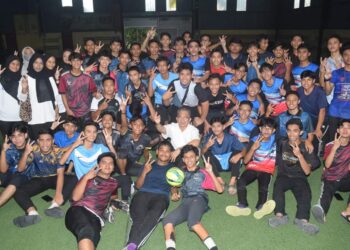 MOHD. Zubir Embong (tengah) bersama peserta Kejohanan Futsal Santai Belia Kuala Terengganu di Wakaf Mempelam, Kuala Terengganu, baru-baru ini. – UTUSAN/KAMALIZA KAMARUDDIN