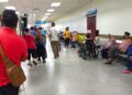 KENAIKAN caj klinik swasta bakal menyebabkan ramai beralih ke klinik dan hospital kerajaan.-GAMBAR HIASAN