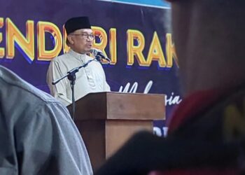 ANWAR Ibrahim ketika berucap pada Majlis Kenduri Rakyat di Galeri Pejuang Cherok Tokun, Bukit Mertajam, Pulau Pinang malam ini.