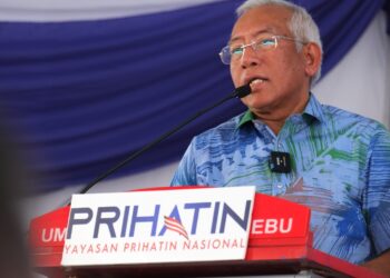 MAHDZIR Khalid sewaktu berucap merasmikan JPKM Parlimen Jelebu di Pekarangan Kompleks UMNO Bahagian Jelebu di Simpang Pertang, Jelebu hari ini.