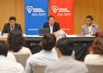 DATUK Ir Baharin Din (tengah), Ketua Pegawai Kewangan TNB, Nazmi Othman (kanan) dan Ketua Pegawai Strategi & Teroka TNB, Datuk Ir Megat Jalaluddin Megat Hassan (kiri) semasa sesi taklimat untuk penganalisis sempena pengumuman suku pertama 2023 TNB, baru-baru ini.