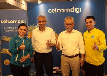 TIMBALAN Ketua Pegawai Eksekutif CelcomDigi, Albern Murty (dua dari kiri) dan Ketua Pegawai Eksekutif CelcomDigi, Datuk Idham Nawawi (dua dari kanan) di Hari Terbuka Media CelcomDigi, di sini semalam.