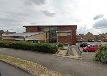 RATUSAN vaksin Covid-19 yang disimpan di Klinik Bedah Harborough, United Kingdom rosak selepas peti sejuk yang menyimpan vaksin itu tidak berfungsi. - AGENSI