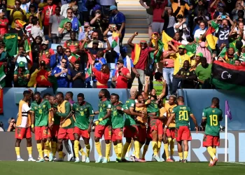 Barisan pemain Cameroon meraikan gol penyamaan untuk mengikat kedudukan 3-3 berdepan Serbia, sebentar tadi.