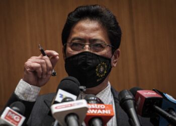 AZAM BAKI dalam sidang akhbar khas di Putrajaya. - UTUSAN/FAIZ ALIF ZUBIR