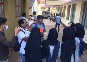 KUMPULAN pelajar tersebut semasa ditemu ramah wartawan di sebuah kolej di Udupi.-al-Jazeera