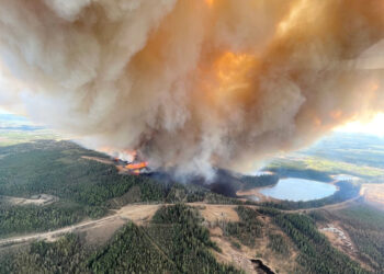 KEPULAN asap tebal menyelubungi kawasan sekitar akibat kebakaran hutan di wilayah Alberta, Kanada. - REUTERS