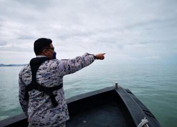 ANGGOTA Maritim Malaysia Perak mencari tiga nelayan  hilang selepas bot mereka karam di perairan Pulau Talang dekat Pantai Remis malam tadi. - UTUSAN/IHSAN MARITIM MALAYSIA PERAK