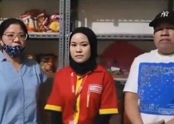 SUSPEK mencuri yang dikenali sebagai Mariana (kiri) bersama Amelia (tengah) dan peguamnya. - AGENSI
