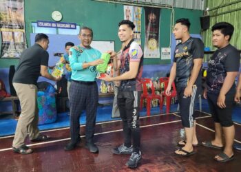 TAKIYUDDIN Hassan  menyampaikan hadiah kepada peserta-peserta pertandingan badminton di Dewan Badminton Carmaju di Tanjung Mas, Kota Bharu hari ini. -UTUSAN/MUSTAQIM MOHAMED