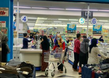 ORANG ramai beratur panjang bagi membeli barangan keperluan sebelum pelaksanaan lockdown di sebuah pasar raya di Arau, Perlis pada 29 Mei 2021.- UTUSAN/MOHD. HAFIZ ABD. MUTALIB