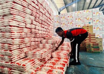PEKERJA Pasar Raya Borong NFS AMG Trading di Arau, Perlis menyusun bekalan gula yang diterima daripada pengeluar bagi menampung keperluan penduduk di negeri ini. -UTUSAN/ASYRAF MUHAMMAD