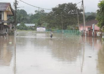 Beberapa kawasan di Ipoh dilanda banjir kilat hari ini.