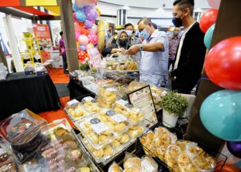 AMINUDDIN Harun melawat ke ruang promosi dan jualan produk usahawan ketika hadir merasmikan Program Nismilan Showcase 2021 di Nilai, Seremban hari ini. - UTUSAN/MOHD. SHAHJEHAN MAAMIN
